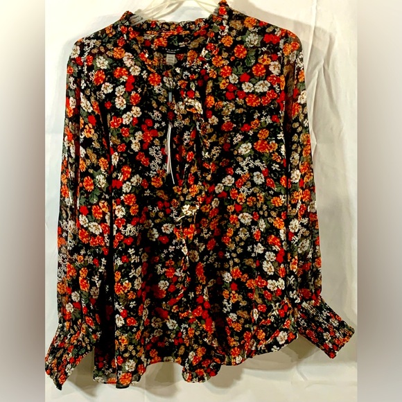 EUC T Tahari ruffle front blouse. 1X - Picture 6 of 14